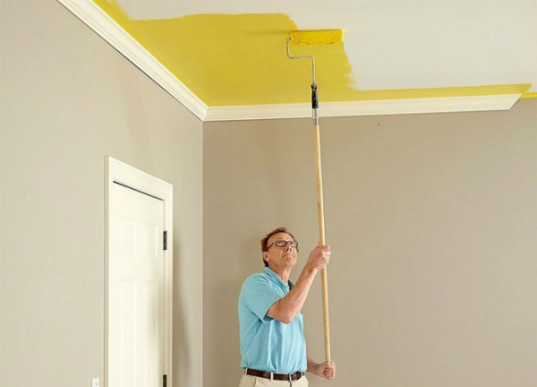 Как правильно покрасить потолок водоэмульсионной краской по побелке в фото