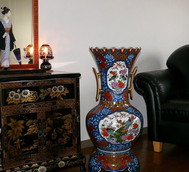 Напольная ваза как элемент декора в фото