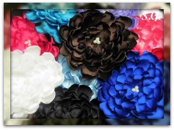Декоративные цветы из ткани и лент — подборка идей в фото