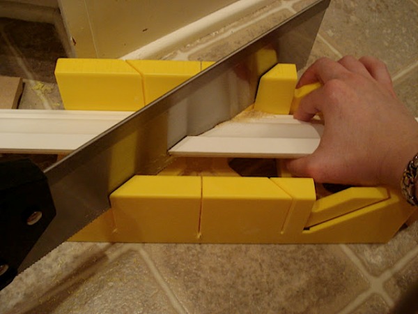 Инструкция крепления потолочного плинтуса в фото