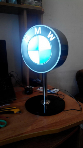 Самодельный настольный светильник «BMW» в фото