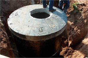 Схема и нюансы устройства канализации из бетонных колец в фото