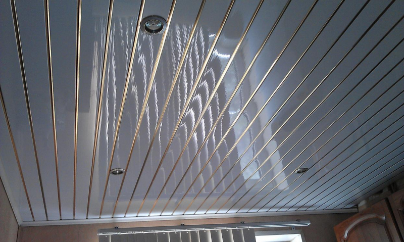 Преимущества и инструкция монтажа панелей ПВХ на потолок в фото