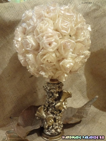 Розы из кальки с парафиновой обработкой в фото