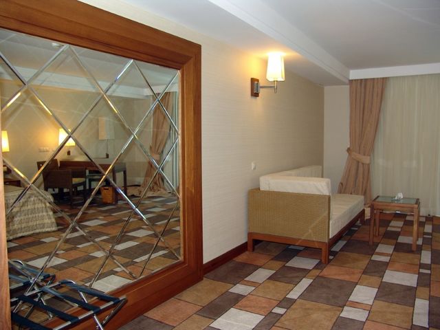 Люстры в интерьере гостиной в современном стиле в фото