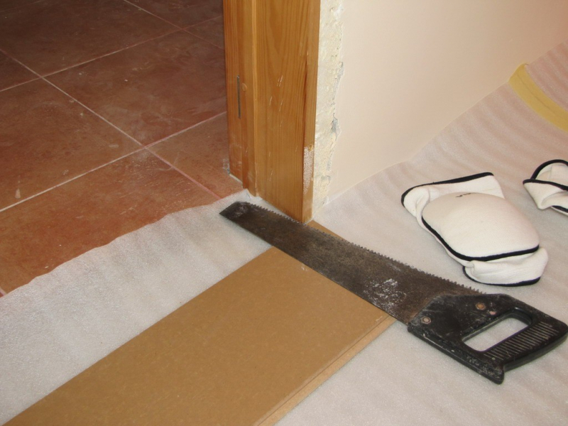 Укладка ламината в дверном проеме: пошаговая инструкция в фото