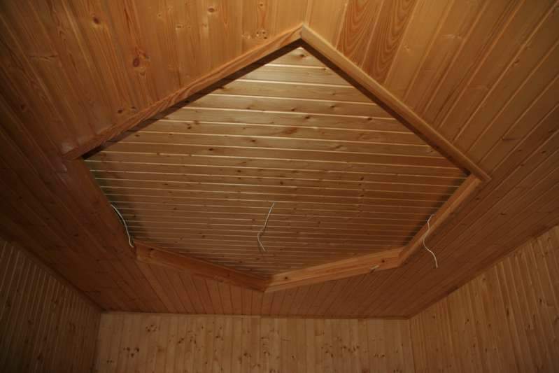 Деревянная отделка потолка — красиво и уютно в фото
