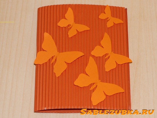 Объемная бабочка своими руками на открытку из цветной бумаги в фото