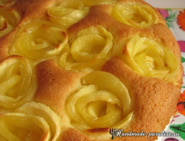 Яблочный пирог с розами в фото