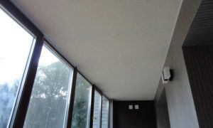 Натяжные потолки на лоджии и балконе в фото