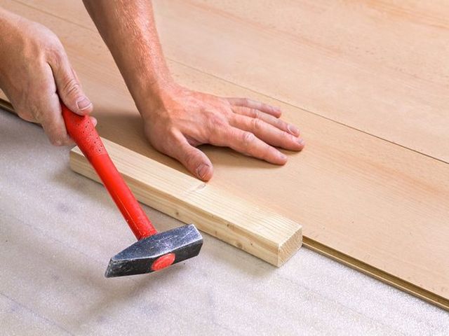 Как класть ламинат своими руками: деревянный, бетонный пол в фото