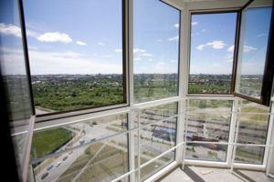Использование на лоджии и балконе панорамных окон в фото