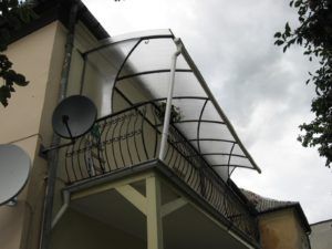 Установка козырька над балконом из поликарбоната в фото