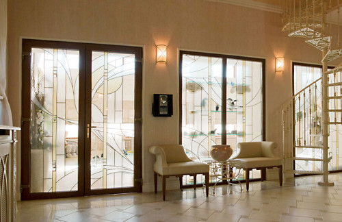 Витражные стекла в межкомнатных дверях: элегантность и практичность в изысканности в фото