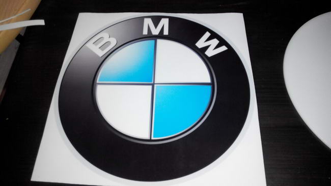 Самодельный настольный светильник «BMW» в фото