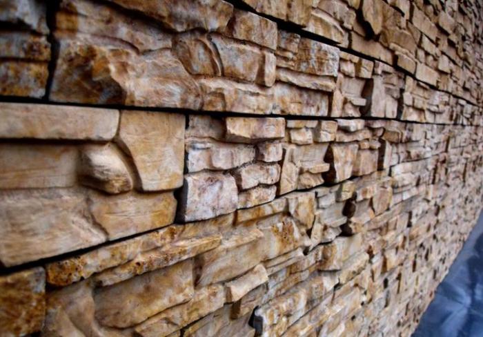 Облицовка стен диким камнем — шикарный вариант в фото