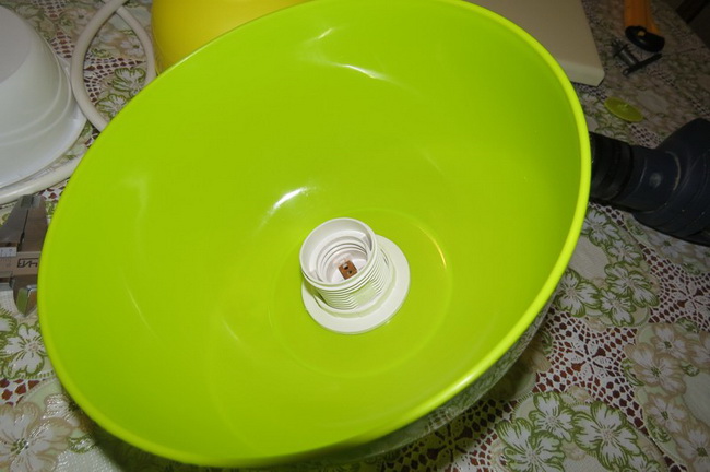 Самодельная бюджетная люстра на кухню из салатниц в фото