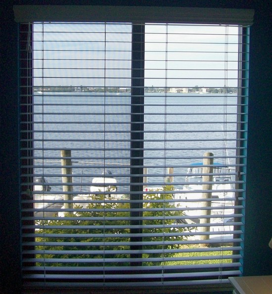 Горизонтальные жалюзи на окна в интерьере в фото