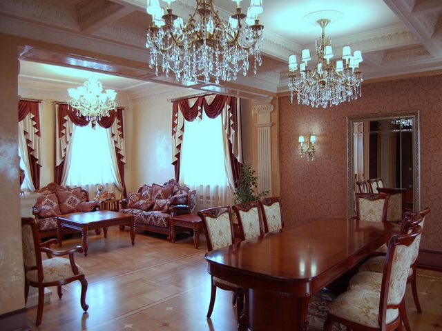 Люстры в интерьере гостиной в современном стиле в фото