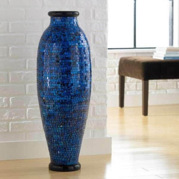 Напольная ваза как элемент декора в фото