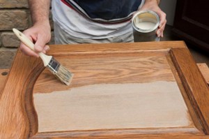 Как покрасить деревянную дверь – советы мастеров в фото