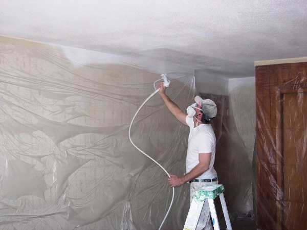 Преимущества и инструкция по покраске потолка краскопультом в фото