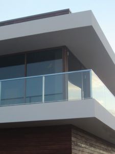 Использование стеклянных ограждений для балкона в фото