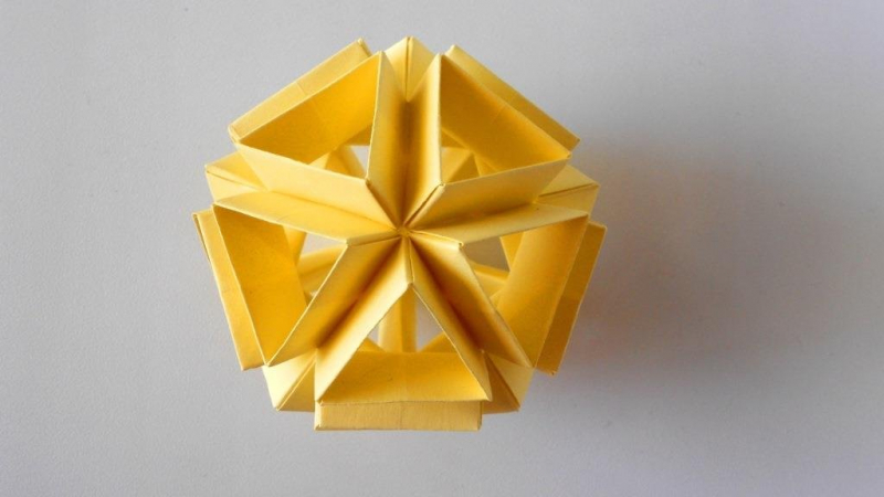 Оригами икосаэдр из бумаги. Модульный шар кусудама в фото
