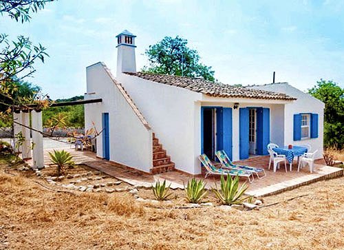 Небольшой сельский коттедж в средиземноморском стиле в Португалии в фото