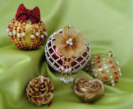 Идеи плетения из бисера рождественских шаров от Самосудовой Анны в фото