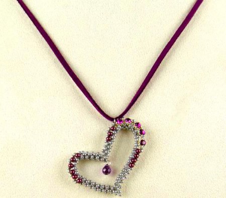 Схема плетения из бисера кулона «Любящее сердце» в фото