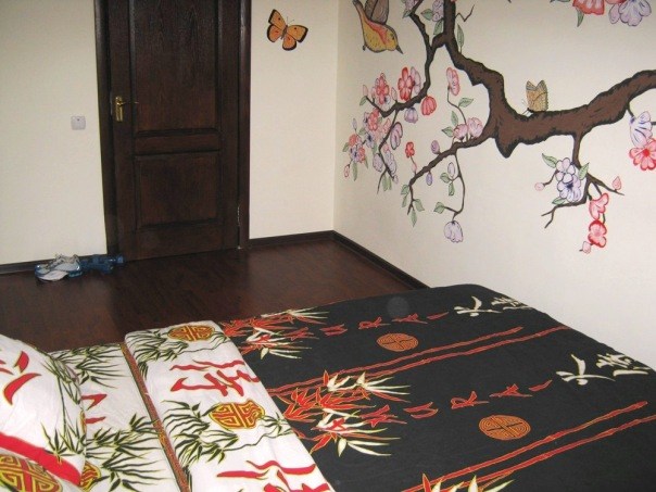 Декорирование спальни — роспись на стене в фото