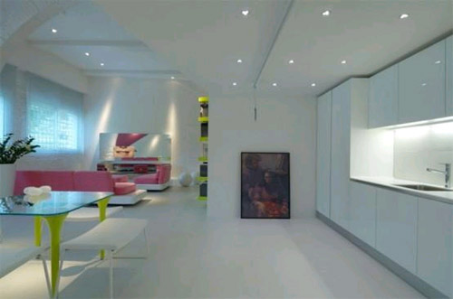 Современный интерьер дома, полный света и цвета в фото