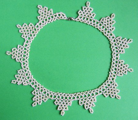 Схема плетения из бисера ожерелья «Белые кружева» в фото