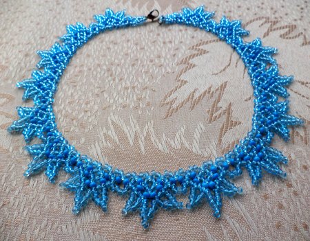 Схема плетения из бисера ожерелья «Голубые снежинки» в фото