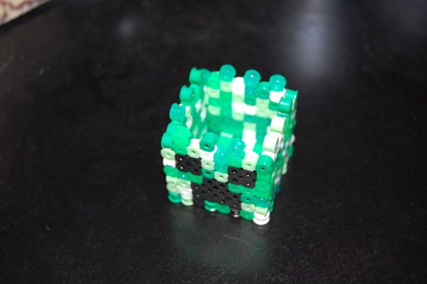 Криппер Minecraft из бисера своими руками в фото