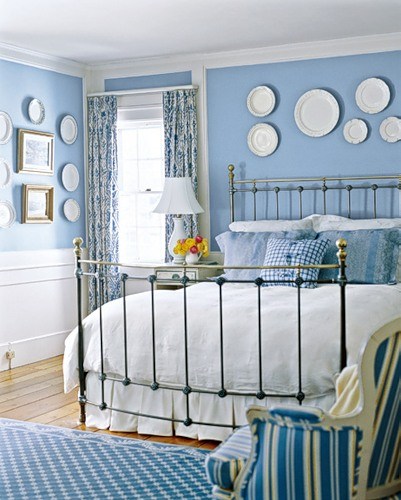 Бело-голубой декор в интерьере дома в фото