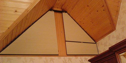 Идеи выбора шторы на треугольные окна в фото