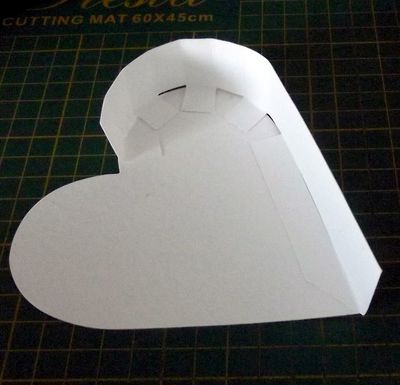 Коробка-сердце своими руками с конфетами из бумаги в фото