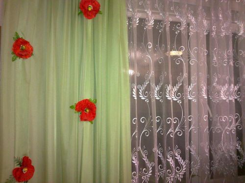 Яркие шторы маки в интерьере комнат в фото