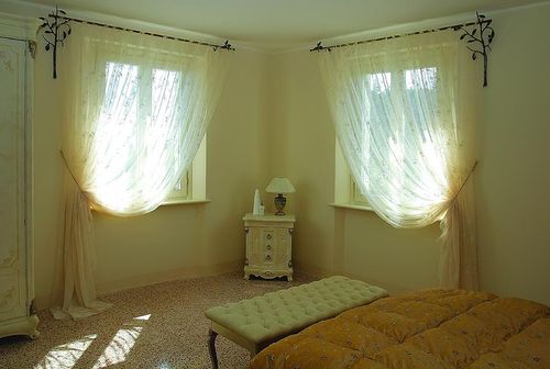 Используем кремовые шторы в интерьере комнат в фото