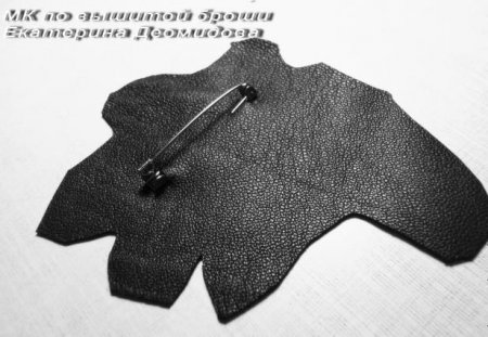 Броши из бисера: Мастер-класс плетения изделия “Черный Лебедь” от Екатерины Деомидовой в фото