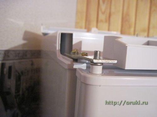 Как перевесить дверь холодильника: инструкция от мастера в фото