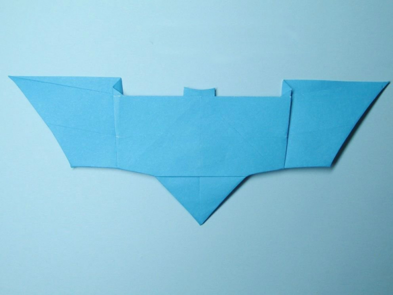 Бэтаранг Бэтмена из бумаги в фото