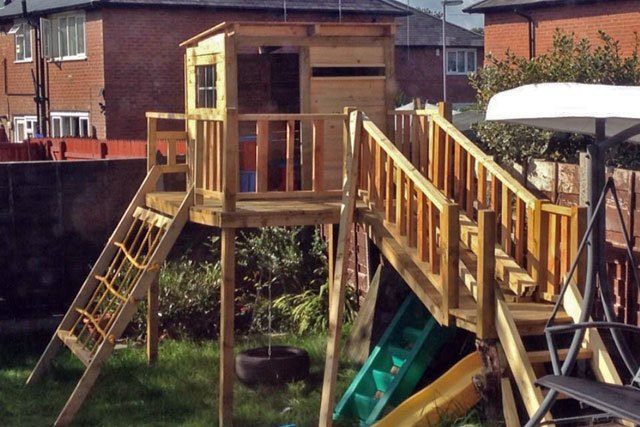 Строим детскую площадку — форт на даче в фото