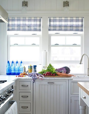 Бело-голубая гамма кухни-столовой — кухня в голубом цвете в фото