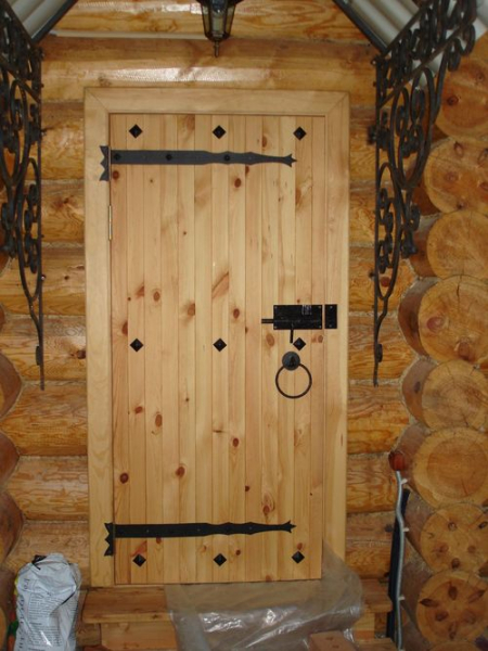 Двери в баню: от изготовления до установки в фото