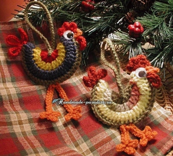 Петушок крючком — подвеска для новогодней елочки в фото