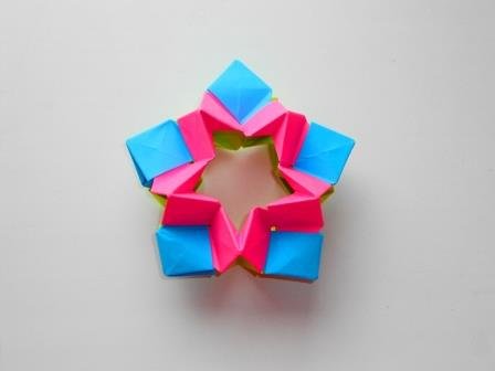 Оригами 3D звезда из бумаги. Новогоднее украшение на елку в фото