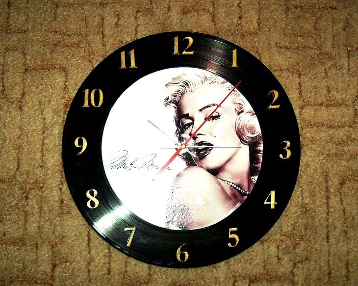 Часы из виниловой пластинки в технике декупаж с трафаретами в фото